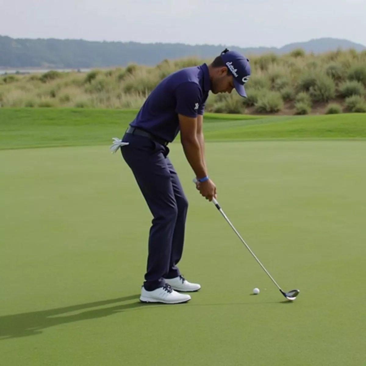 Xander Schauffele Chipping With His Callaway Jaws Md5 Wedges